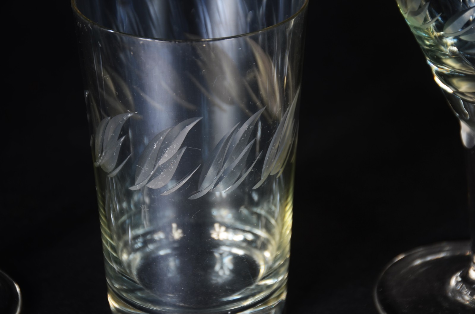 Serviço de cristal com folhas lavradas, composto de: 12 taças para... - foto 5 de 7