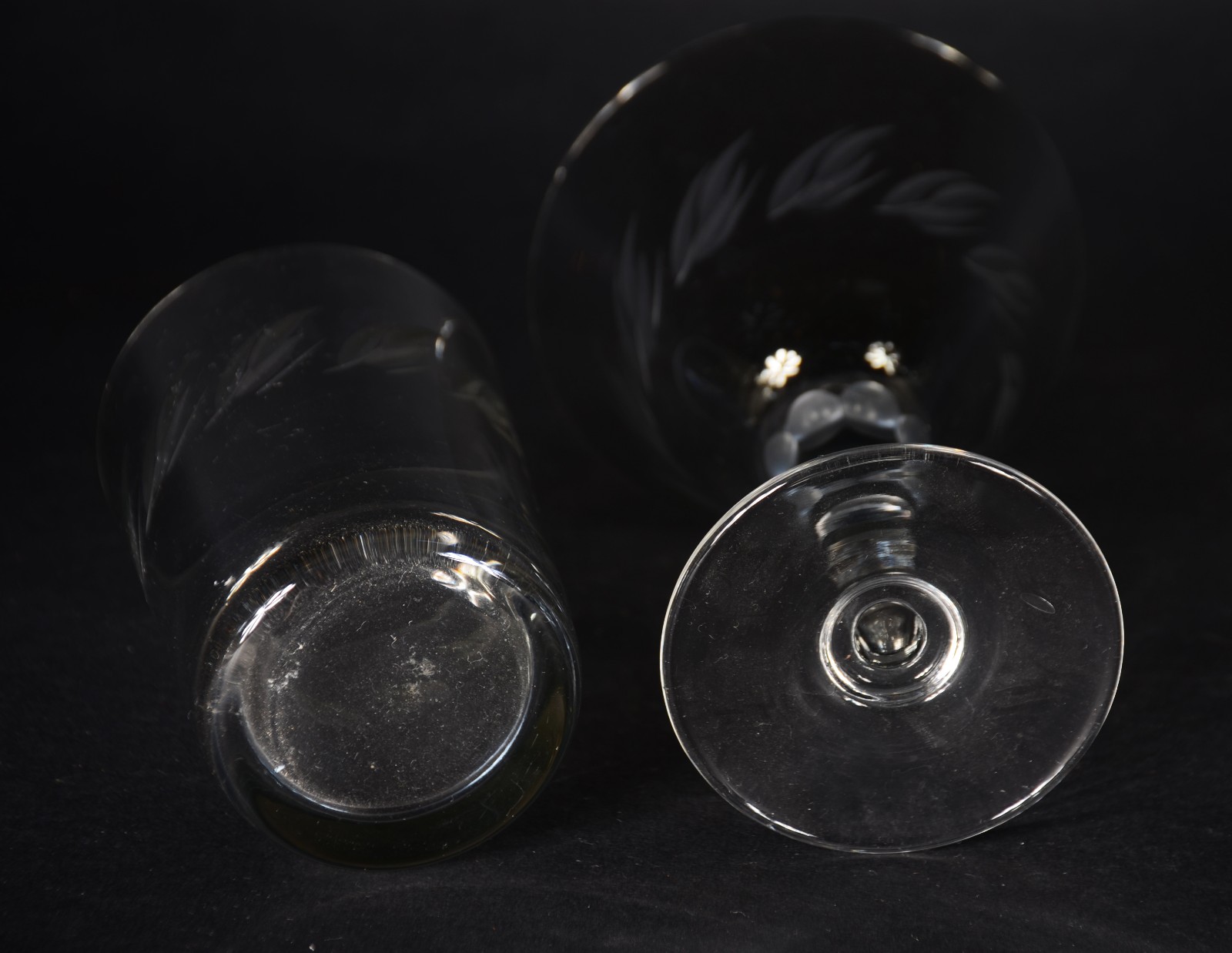 Serviço de cristal com folhas lavradas, composto de: 12 taças para... - foto 6 de 7