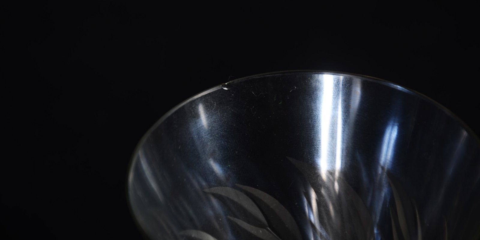 Serviço de cristal com folhas lavradas, composto de: 12 taças para... - foto 7 de 7