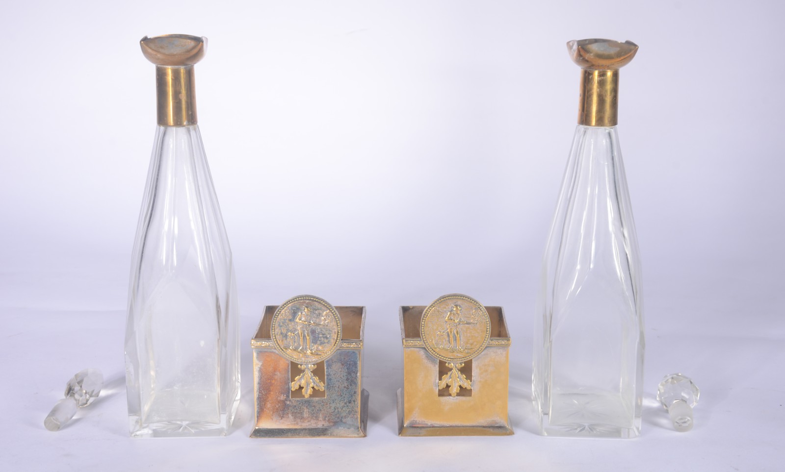 Par de garrafas de cristal facetado, bocais e suportes de metal com... - foto 2 de 7