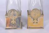 Par de garrafas de cristal facetado, bocais e s... - Par de garrafas de cristal facetado, bocais e suportes de metal com figuras de "caçador" em relevo (com desgastes, uma das tampas de diferente m...