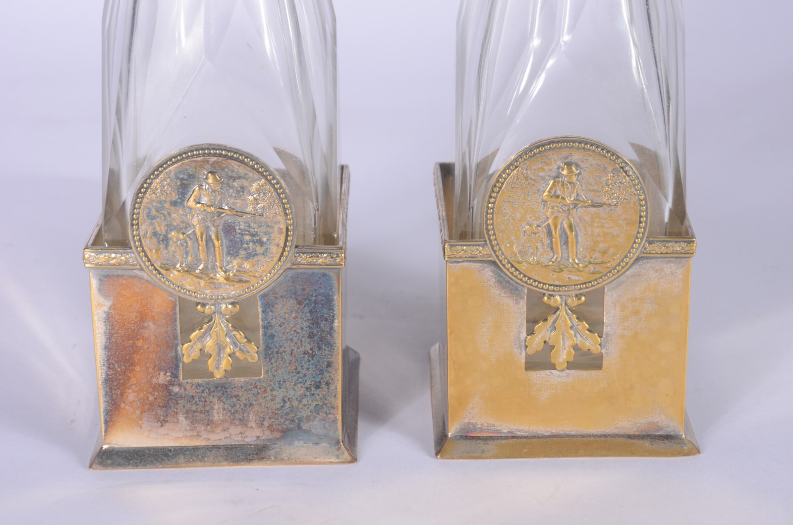 Par de garrafas de cristal facetado, bocais e suportes de metal com... - foto 3 de 7