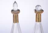 Par de garrafas de cristal facetado, bocais e s... - Par de garrafas de cristal facetado, bocais e suportes de metal com figuras de "caçador" em relevo (com desgastes, uma das tampas de diferente m...