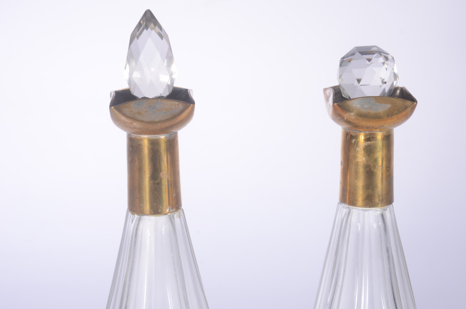 Par de garrafas de cristal facetado, bocais e suportes de metal com... - foto 4 de 7