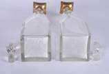 Par de garrafas de cristal facetado, bocais e s... - Par de garrafas de cristal facetado, bocais e suportes de metal com figuras de "caçador" em relevo (com desgastes, uma das tampas de diferente m...