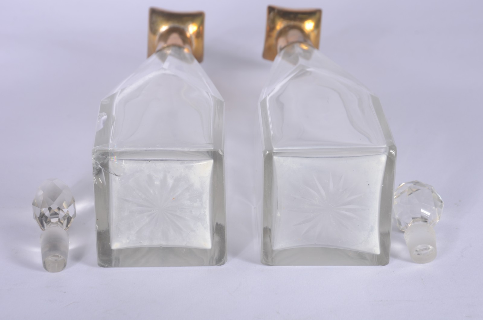 Par de garrafas de cristal facetado, bocais e suportes de metal com... - foto 6 de 7