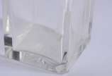 Par de garrafas de cristal facetado, bocais e s... - Par de garrafas de cristal facetado, bocais e suportes de metal com figuras de "caçador" em relevo (com desgastes, uma das tampas de diferente m...