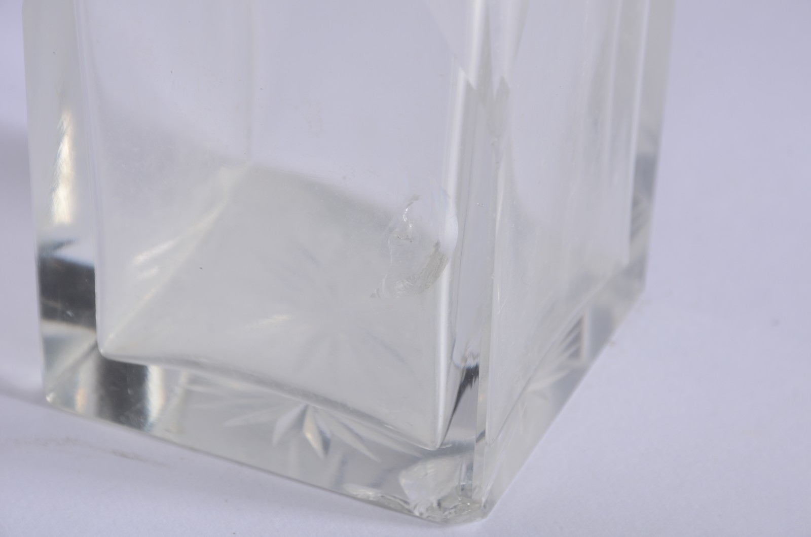 Par de garrafas de cristal facetado, bocais e suportes de metal com... - foto 7 de 7