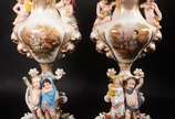 Par de imponentes jarros de porcelana francesa ... - Par de imponentes jarros de porcelana francesa Vieux Paris, decorados com figuras representando as quatro estações, reservas em medalhões com ce...