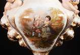 Par de imponentes jarros de porcelana francesa ... - Par de imponentes jarros de porcelana francesa Vieux Paris, decorados com figuras representando as quatro estações, reservas em medalhões com ce...