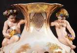 Par de imponentes jarros de porcelana francesa ... - Par de imponentes jarros de porcelana francesa Vieux Paris, decorados com figuras representando as quatro estações, reservas em medalhões com ce...