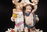 Par de imponentes jarros de porcelana francesa ... - Par de imponentes jarros de porcelana francesa Vieux Paris, decorados com figuras representando as quatro estações, reservas em medalhões com ce...
