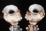 Par de imponentes jarros de porcelana francesa ... - Par de imponentes jarros de porcelana francesa Vieux Paris, decorados com figuras representando as quatro estações, reservas em medalhões com ce...