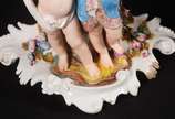 Par de imponentes jarros de porcelana francesa ... - Par de imponentes jarros de porcelana francesa Vieux Paris, decorados com figuras representando as quatro estações, reservas em medalhões com ce...