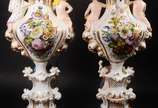 Par de imponentes jarros de porcelana francesa ... - Par de imponentes jarros de porcelana francesa Vieux Paris, decorados com figuras representando as quatro estações, reservas em medalhões com ce...