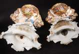 Par de imponentes jarros de porcelana francesa ... - Par de imponentes jarros de porcelana francesa Vieux Paris, decorados com figuras representando as quatro estações, reservas em medalhões com ce...