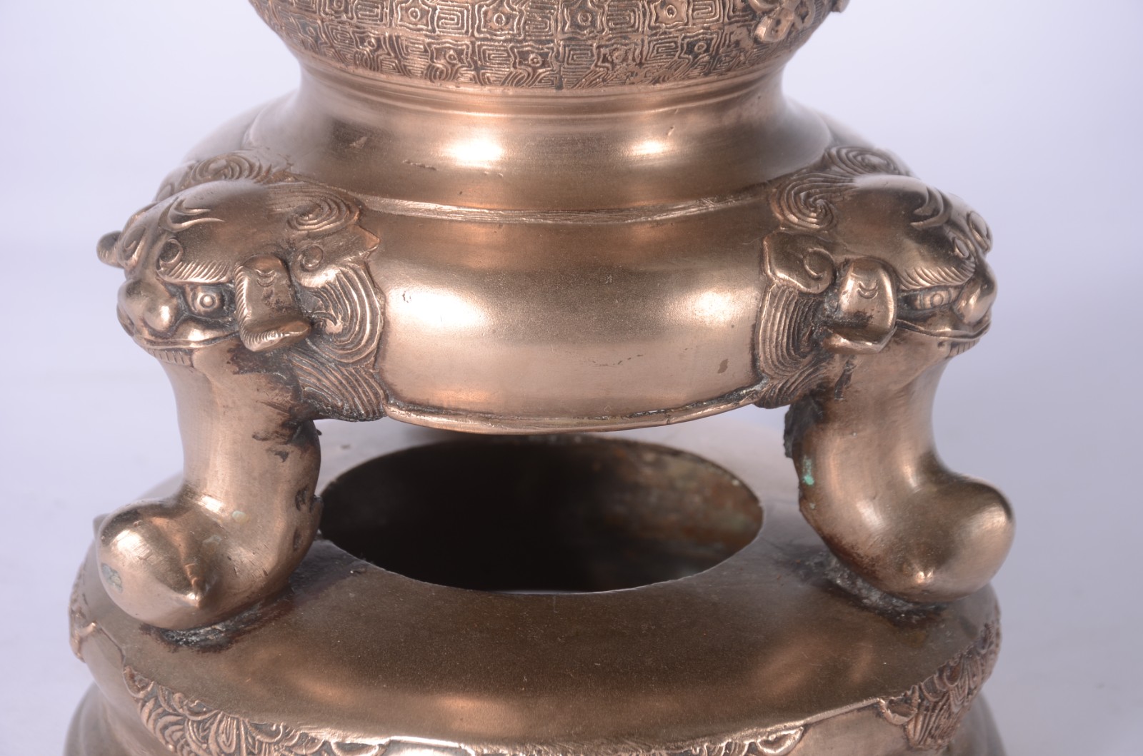 Ânfora chinesa de bronze, medalhão central decorado com pássaros... - foto 4 de 9
