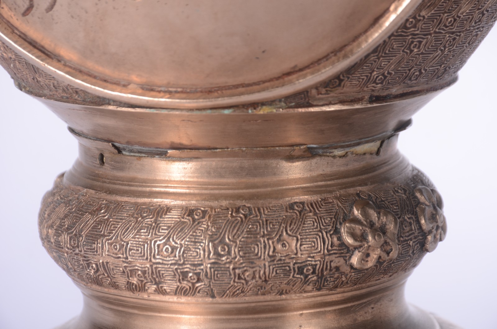 Ânfora chinesa de bronze, medalhão central decorado com pássaros... - foto 7 de 9