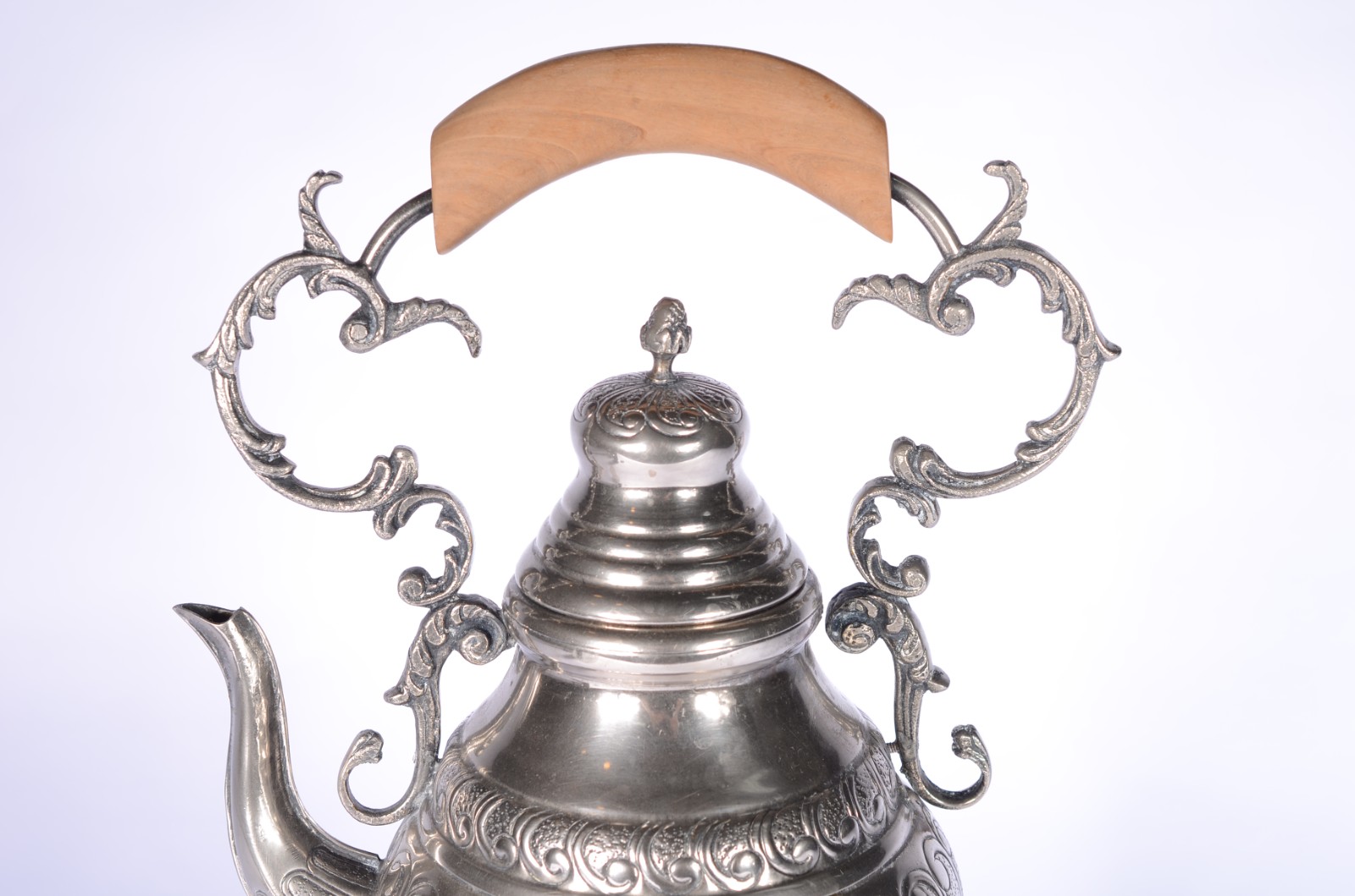 Samovar de metal prateado, alça recortada com pega de madeira... - foto 2 de 7