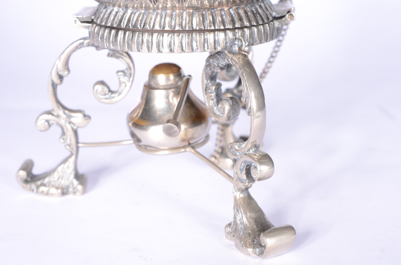 Samovar de metal prateado, alça recortada com pega de madeira... - foto 3 de 7
