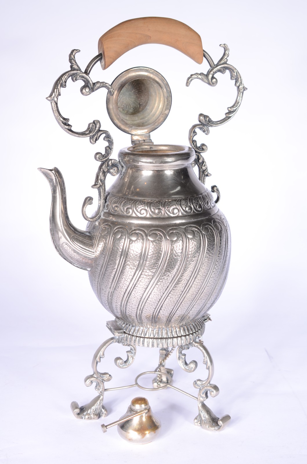 Samovar de metal prateado, alça recortada com pega de madeira... - foto 4 de 7