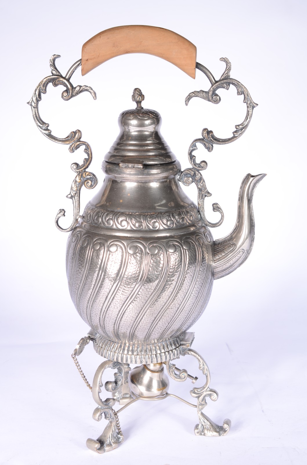 Samovar de metal prateado, alça recortada com pega de madeira... - foto 5 de 7