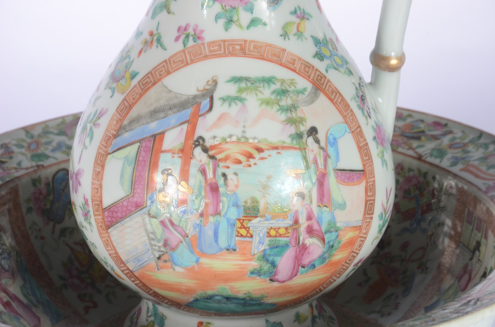 Gomil com bacia de porcelana chinesa da família verde, medalhão com... - foto 2 de 11