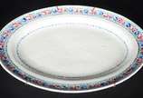 Travessa oval de porcelana oriental, borda com ... - Travessa oval de porcelana oriental, borda com flores policromadas. Pequeno lascado na borda.