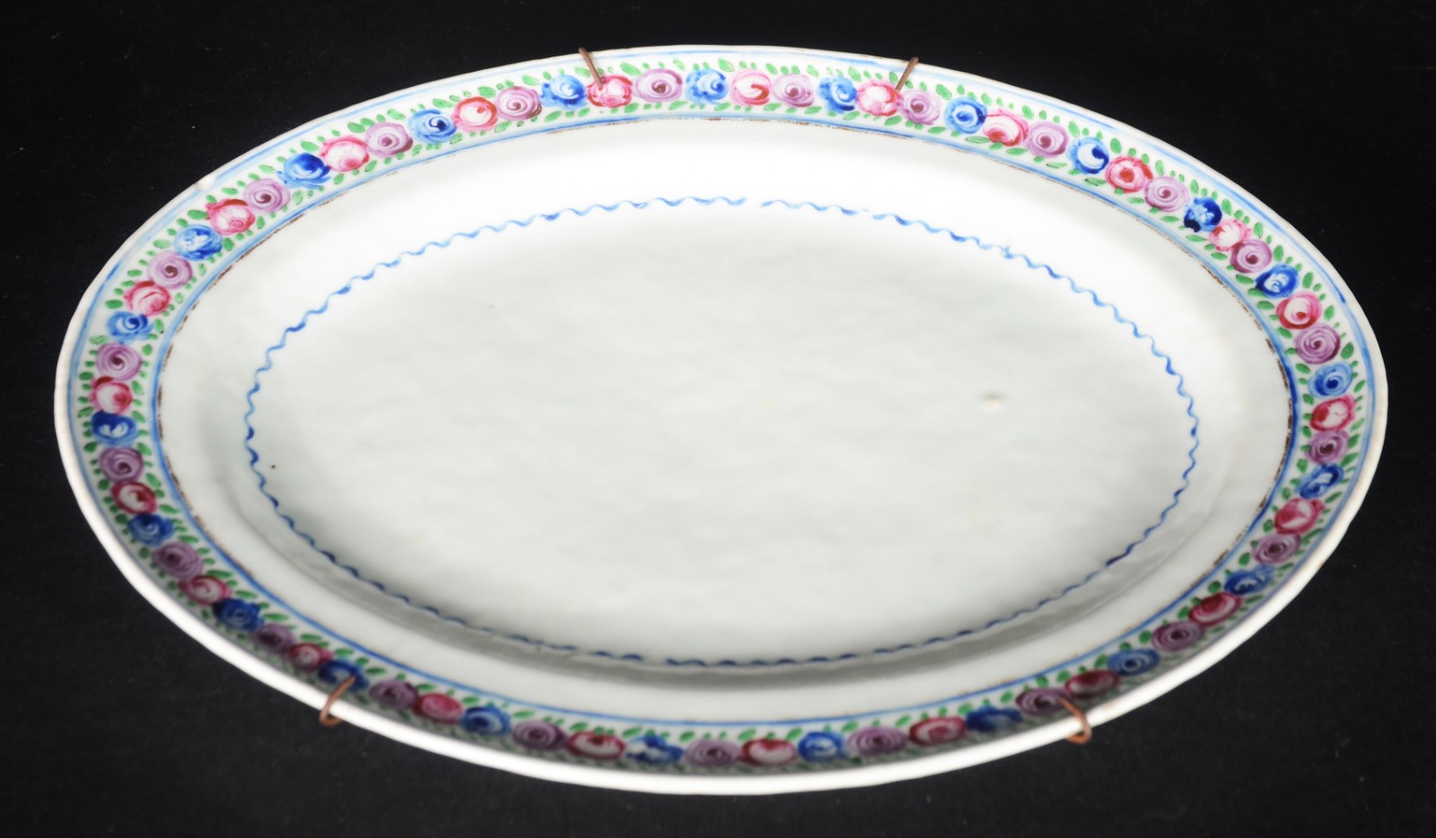 Travessa oval de porcelana oriental, borda com flores policromadas... - foto 2 de 6