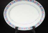 Travessa oval de porcelana oriental, borda com ... - Travessa oval de porcelana oriental, borda com flores policromadas. Pequeno lascado na borda.