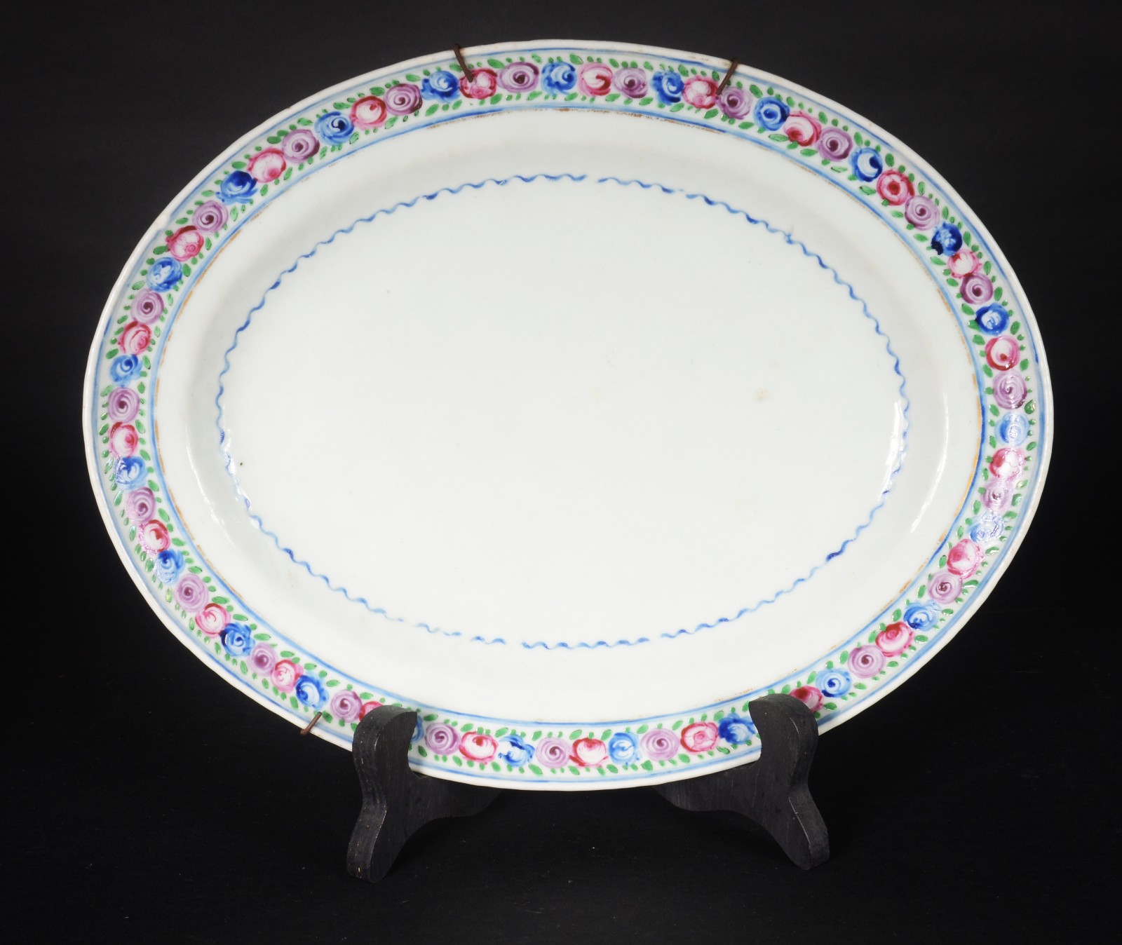 Travessa oval de porcelana oriental, borda com flores policromadas... - foto 1 de 6