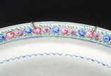 Travessa oval de porcelana oriental, borda com ... - Travessa oval de porcelana oriental, borda com flores policromadas. Pequeno lascado na borda.