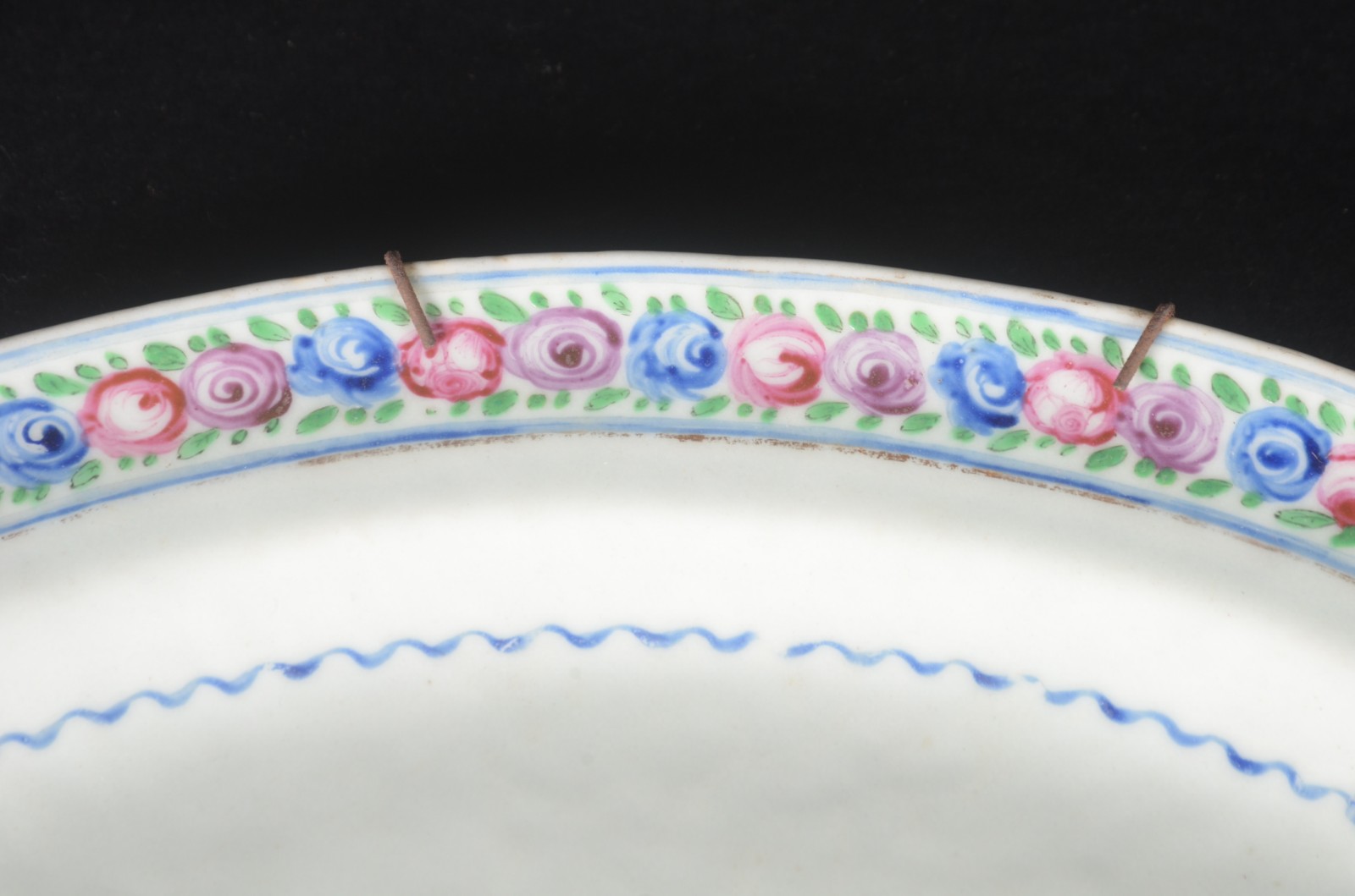 Travessa oval de porcelana oriental, borda com flores policromadas... - foto 3 de 6