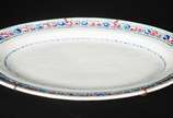 Travessa oval de porcelana oriental, borda com ... - Travessa oval de porcelana oriental, borda com flores policromadas. Pequeno lascado na borda.