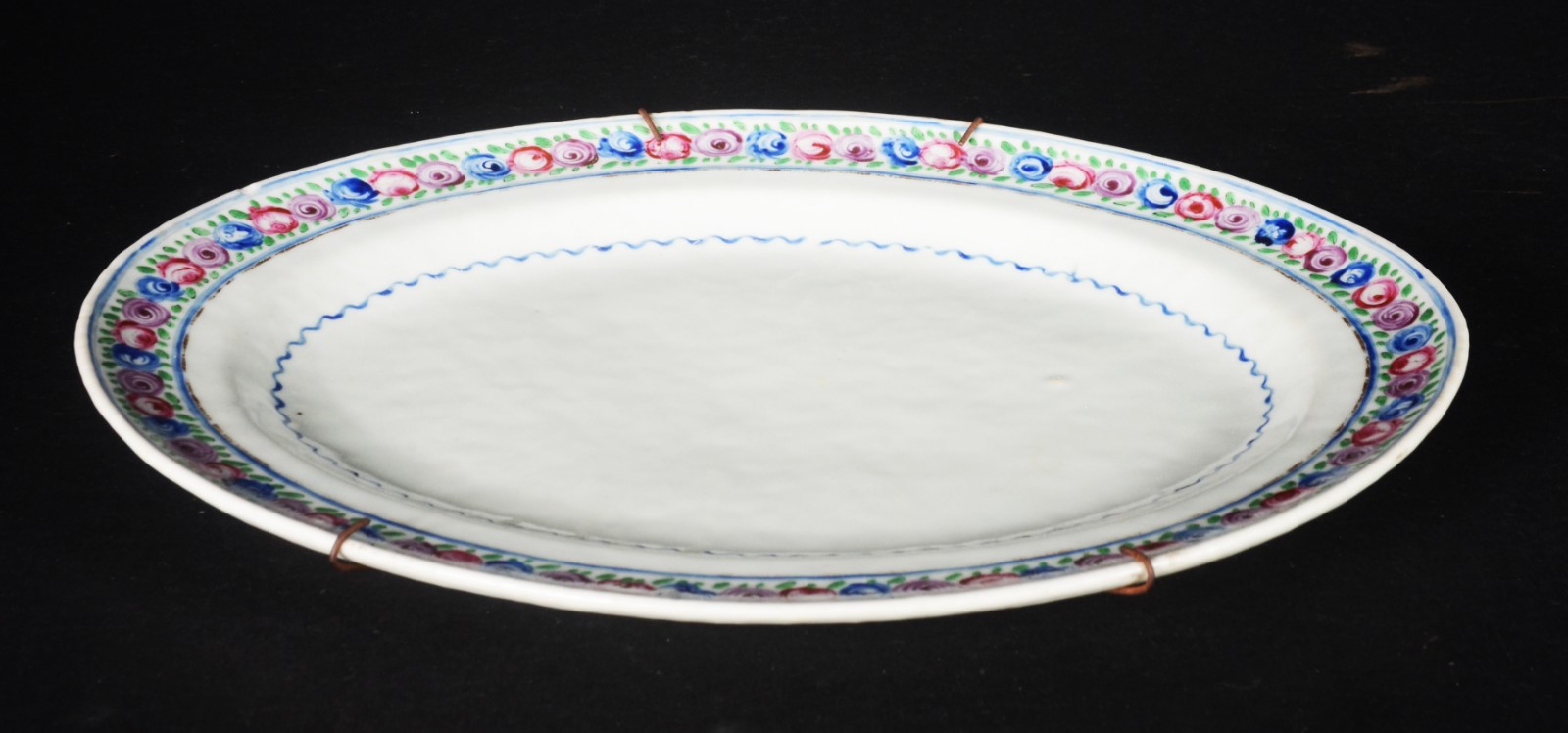 Travessa oval de porcelana oriental, borda com flores policromadas... - foto 4 de 6