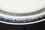 Travessa oval de porcelana oriental, borda com ... - Travessa oval de porcelana oriental, borda com flores policromadas. Pequeno lascado na borda.