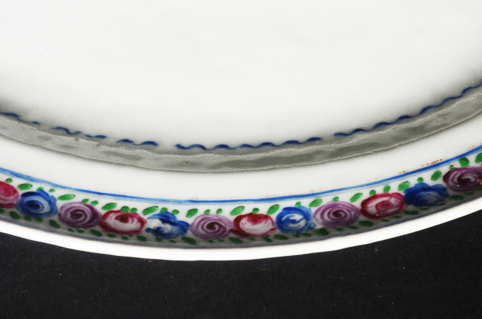 Travessa oval de porcelana oriental, borda com flores policromadas... - foto 5 de 6