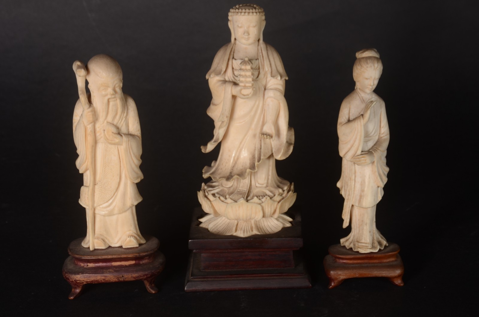 Três estatuetas de marfim oriental, representado sábio, Divindade e... - foto 1 de 8