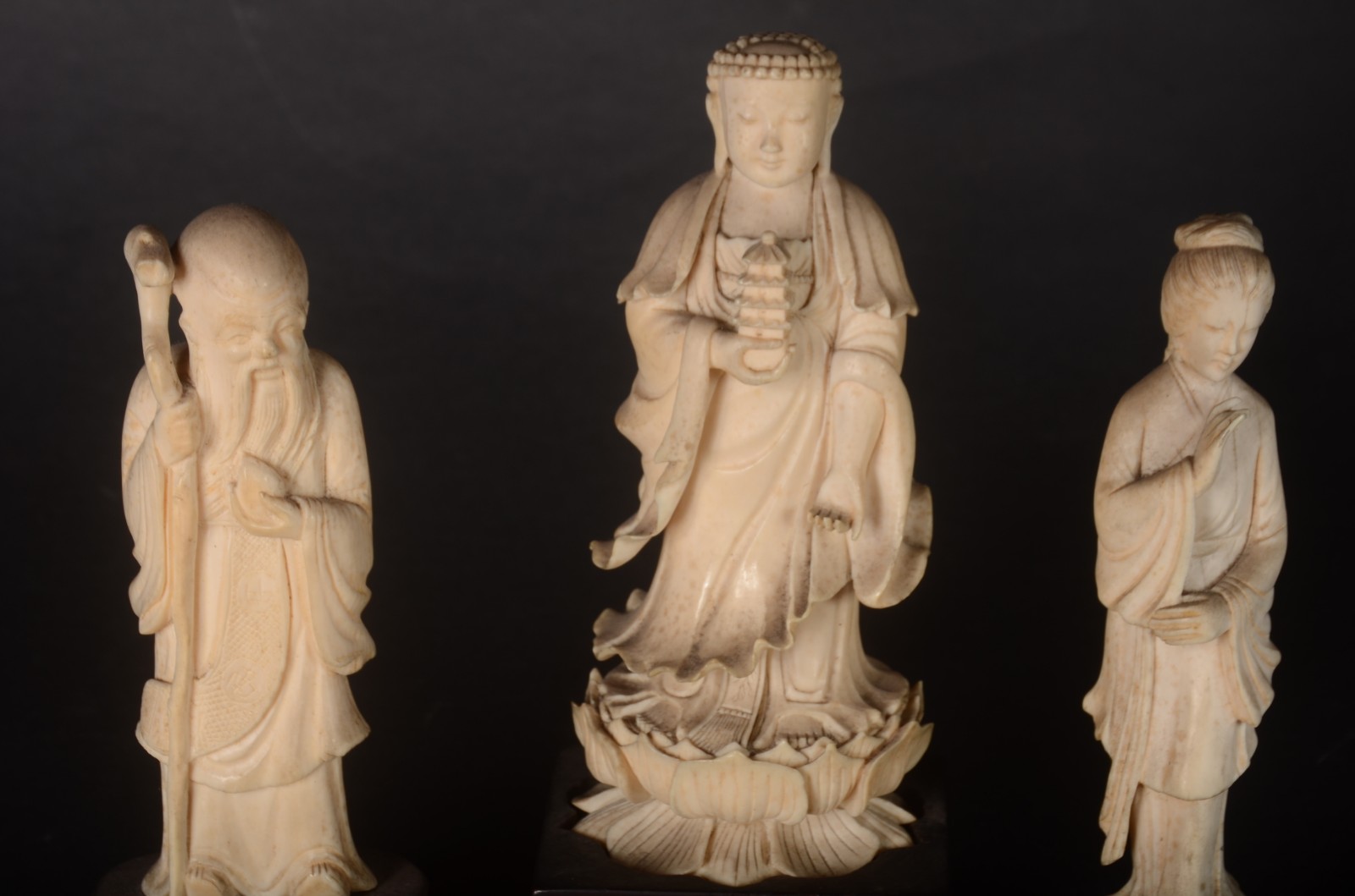 Três estatuetas de marfim oriental, representado sábio, Divindade e... - foto 2 de 8