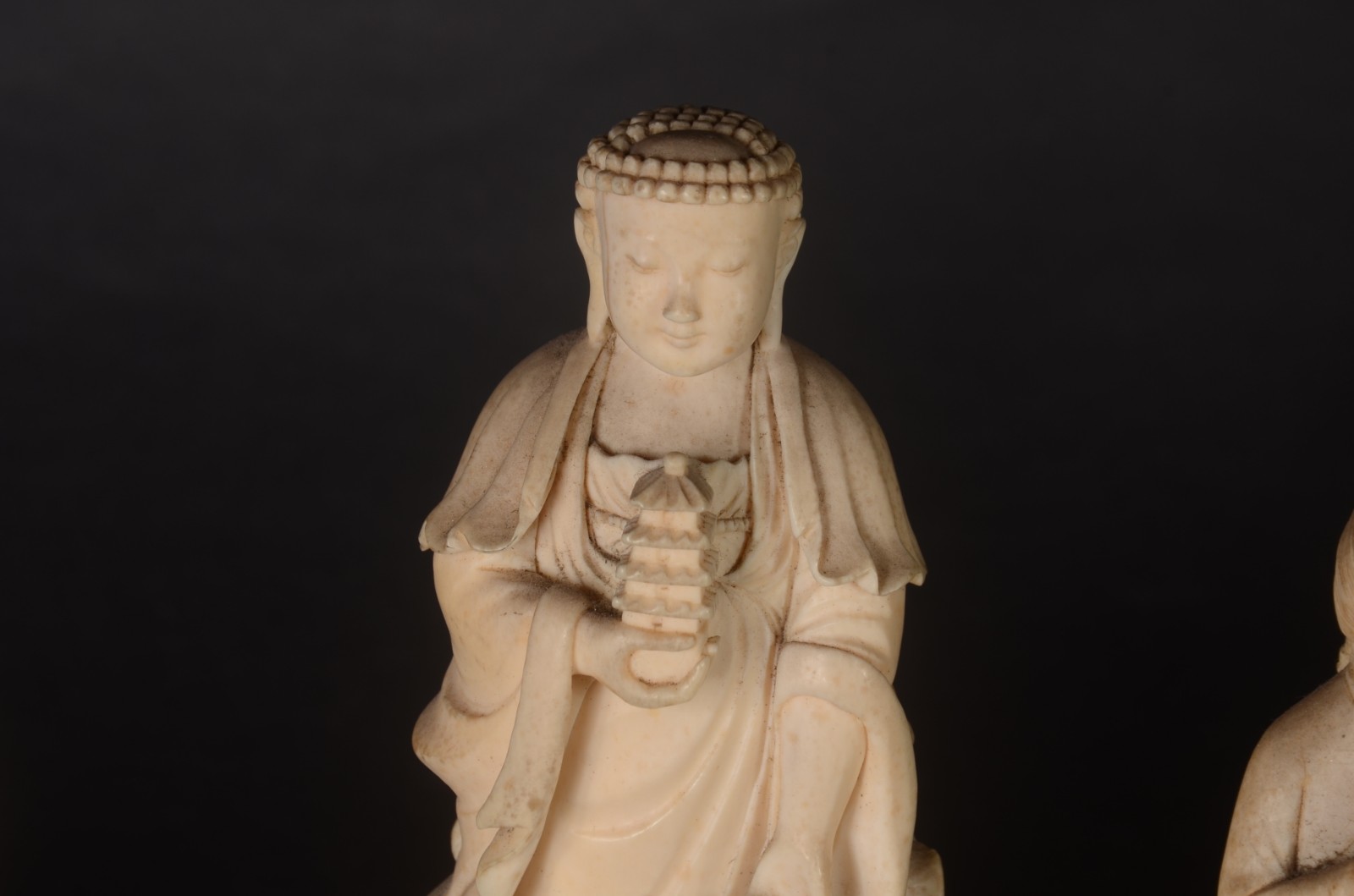 Três estatuetas de marfim oriental, representado sábio, Divindade e... - foto 3 de 8