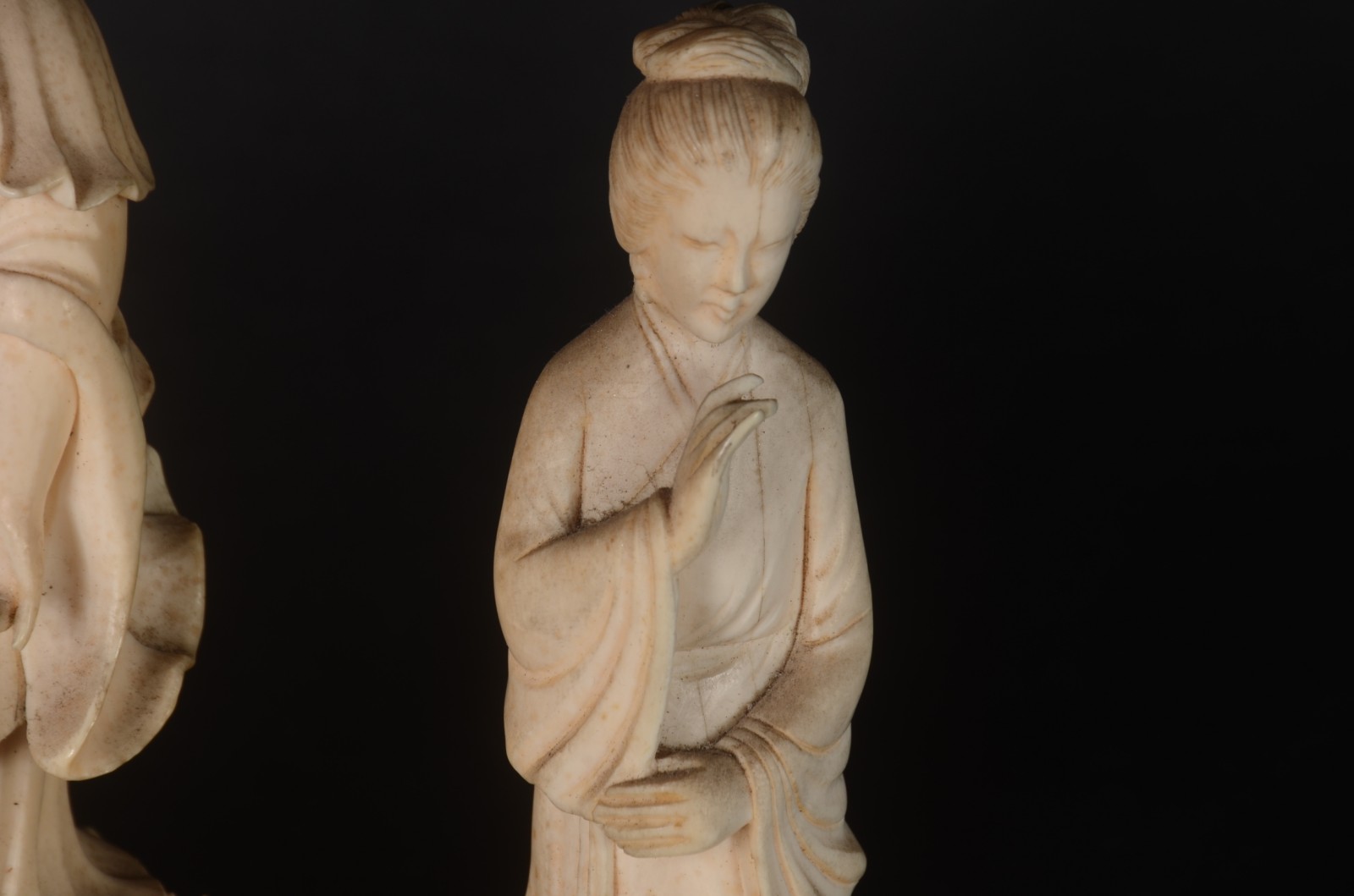 Três estatuetas de marfim oriental, representado sábio, Divindade e... - foto 4 de 8