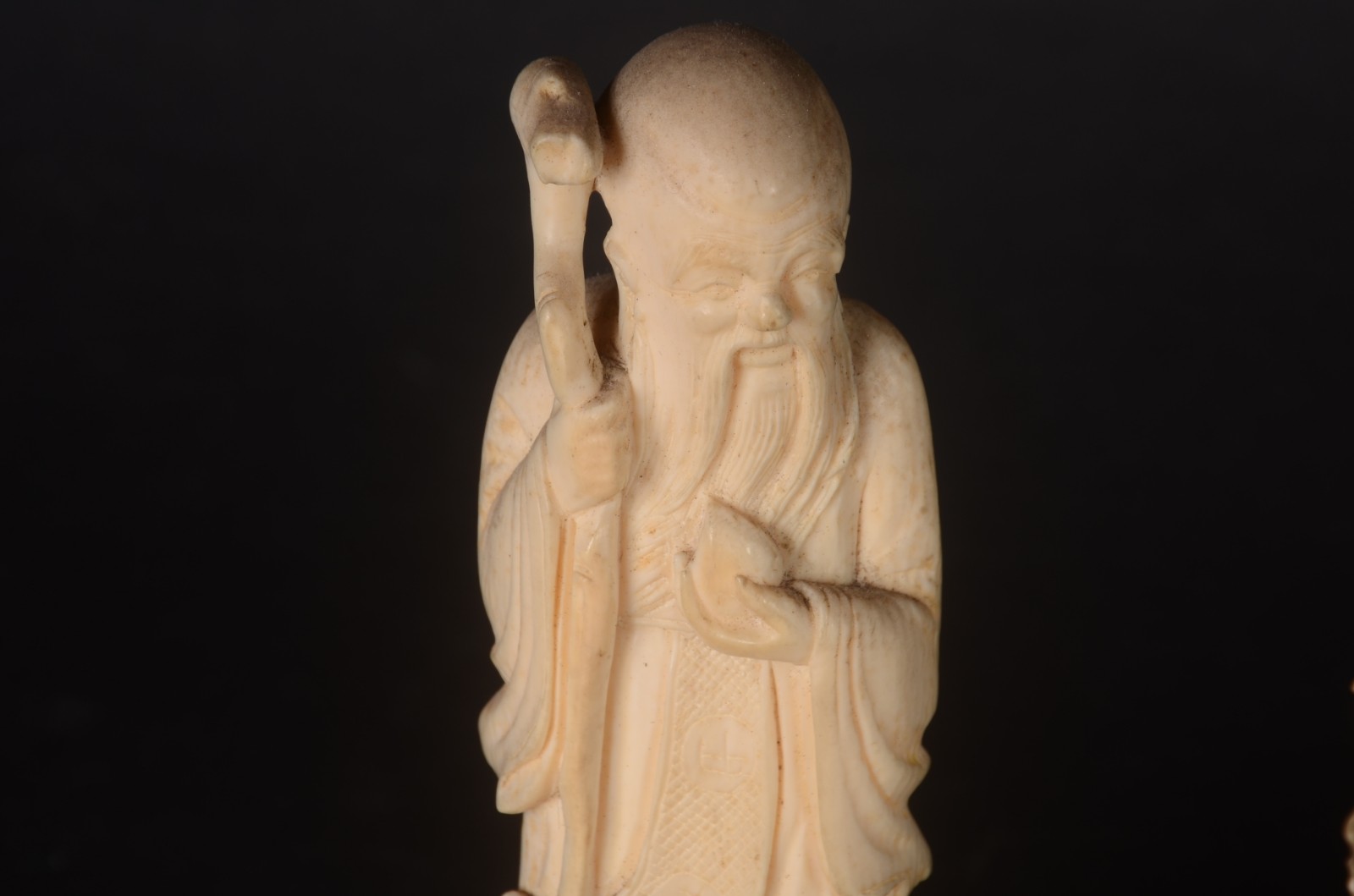 Três estatuetas de marfim oriental, representado sábio, Divindade e... - foto 5 de 8