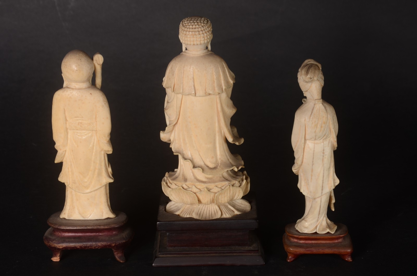 Três estatuetas de marfim oriental, representado sábio, Divindade e... - foto 6 de 8