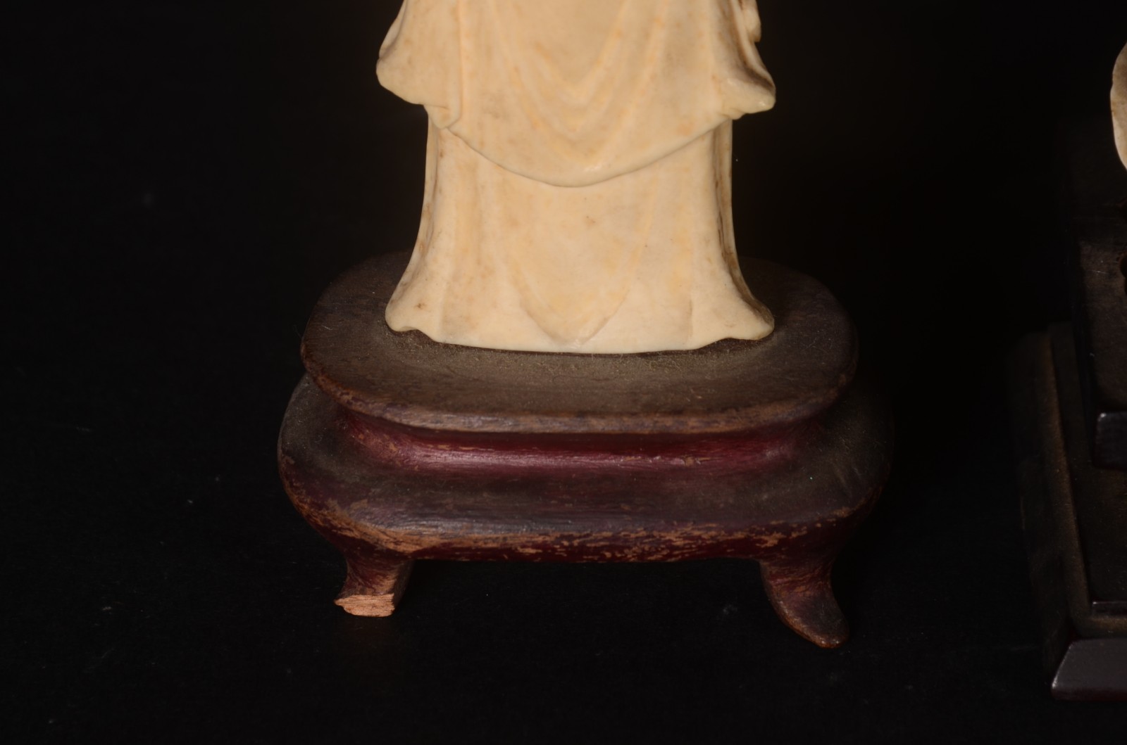 Três estatuetas de marfim oriental, representado sábio, Divindade e... - foto 7 de 8