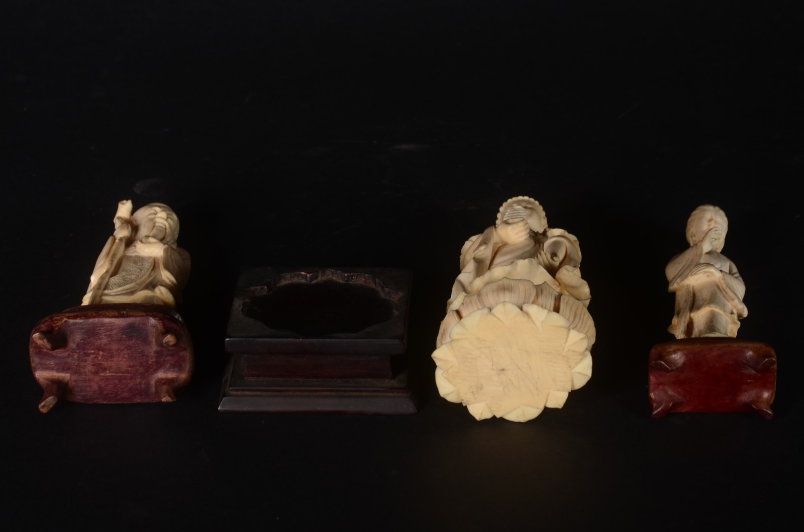 Três estatuetas de marfim oriental, representado sábio, Divindade e... - foto 8 de 8