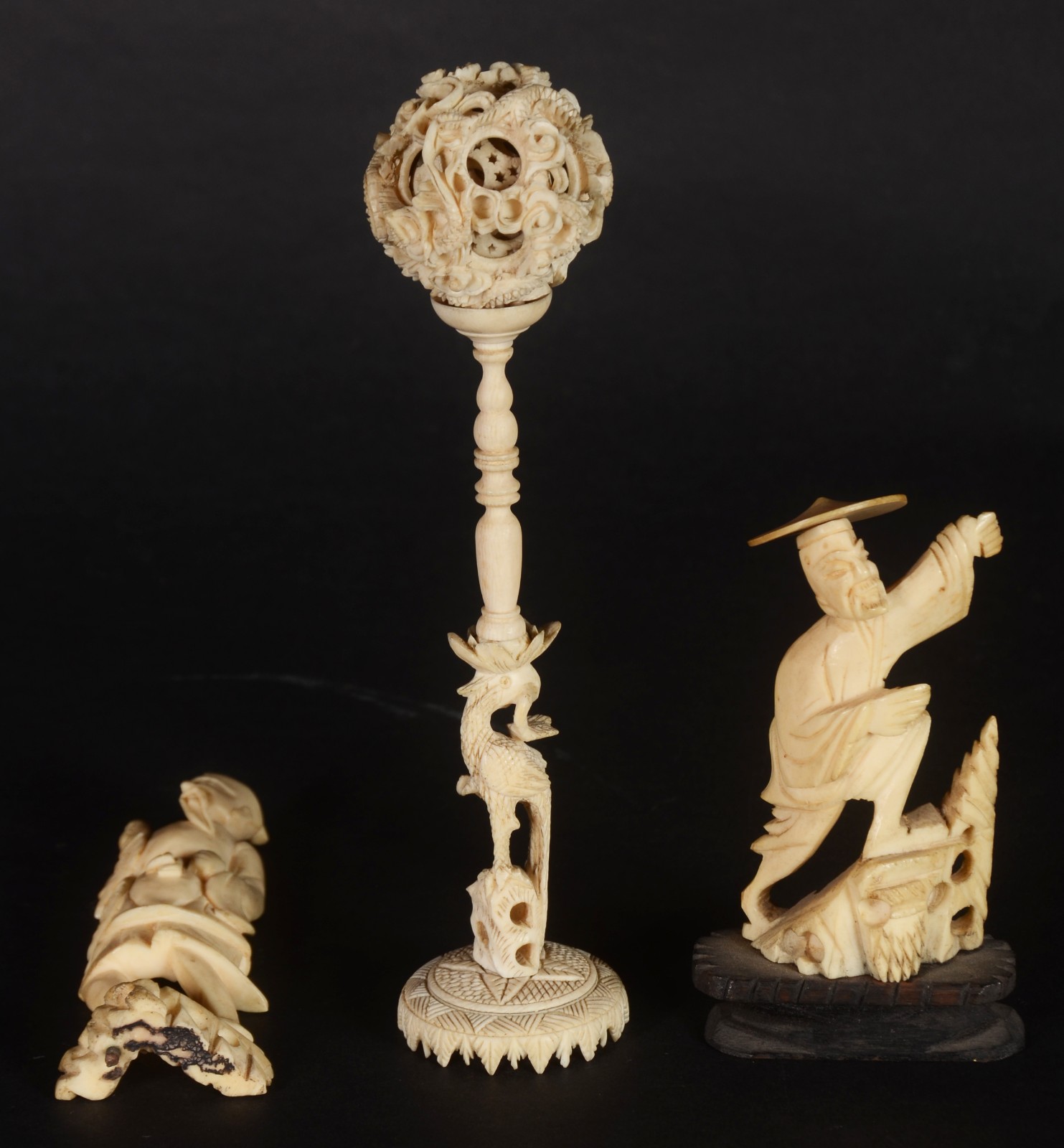 Três estatuetas de marfim, sendo dois pescadores e jogo das sete... - foto 1 de 7