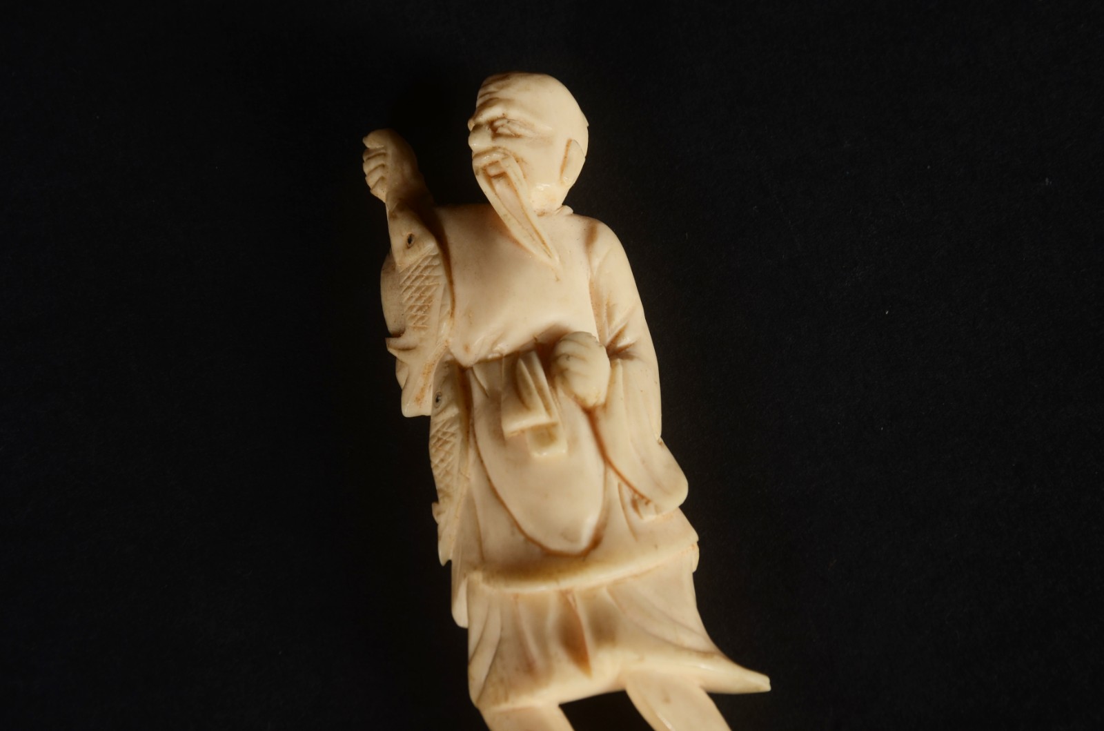 Três estatuetas de marfim, sendo dois pescadores e jogo das sete... - foto 2 de 7