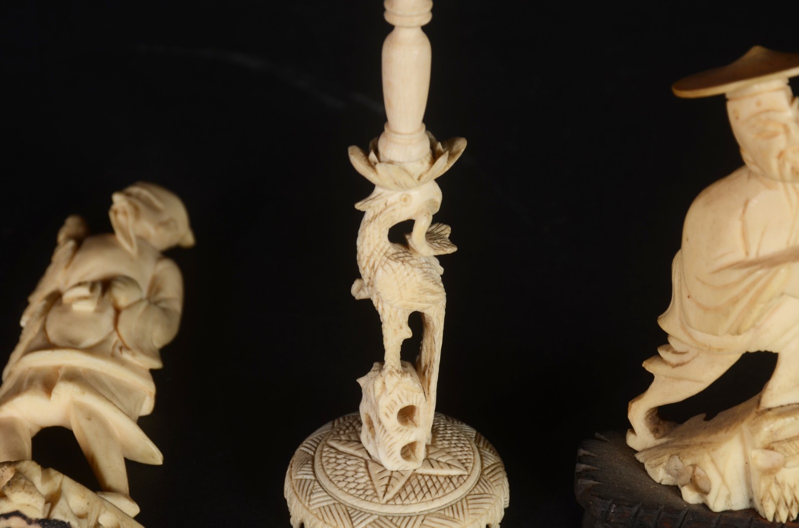 Três estatuetas de marfim, sendo dois pescadores e jogo das sete... - foto 4 de 7