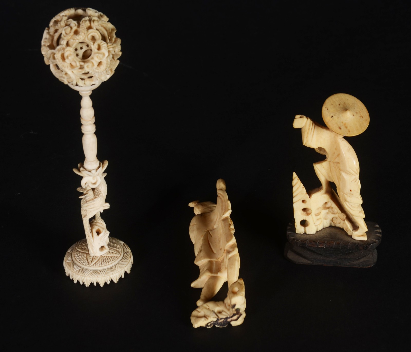 Três estatuetas de marfim, sendo dois pescadores e jogo das sete... - foto 5 de 7