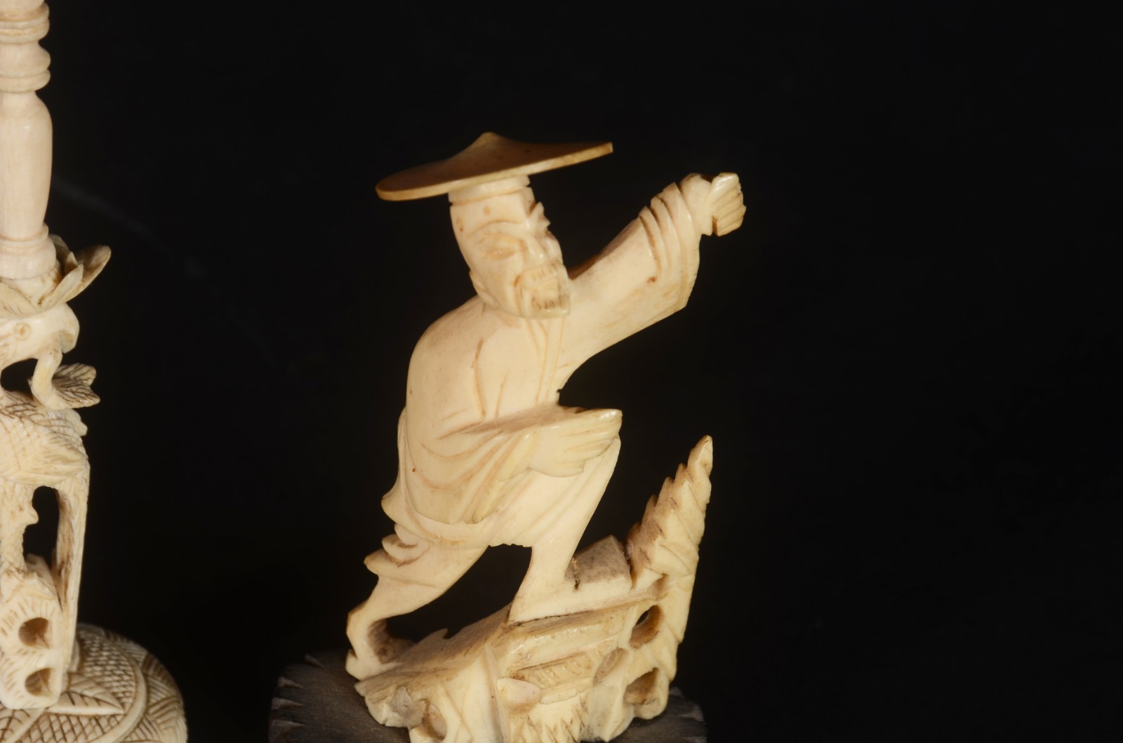 Três estatuetas de marfim, sendo dois pescadores e jogo das sete... - foto 6 de 7